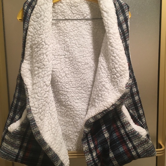 Cozy winter vest🤍 - Picture 1 of 2